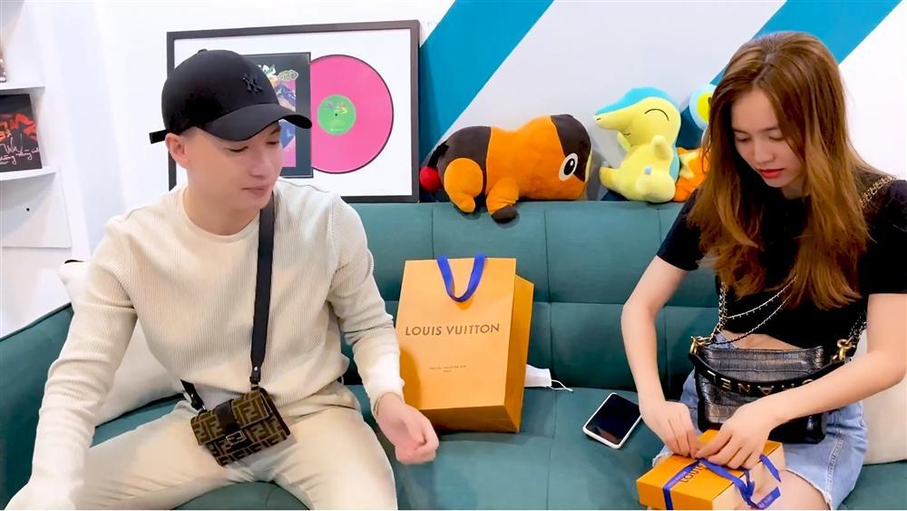 Rap tưng bừng trong MV Phiếu Bé Ngoan, Lan Ngọc được S.T Sơn Thạch tặng quà khủng-3