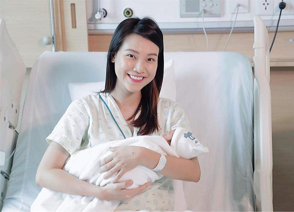 MC Hoàng Oanh đăng clip đón con chào đời, chồng theo dõi qua điện thoại gây xúc động-1