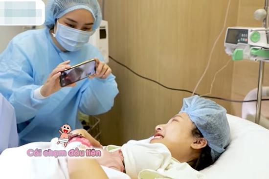 MC Hoàng Oanh đăng clip đón con chào đời, chồng theo dõi qua điện thoại gây xúc động