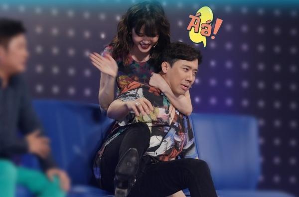 Khoảnh khắc bất ngờ được dân mạng đào lại: Thiều Bảo Trâm ôm Trấn Thành, Sơn Tùng ôm Hari Won-3