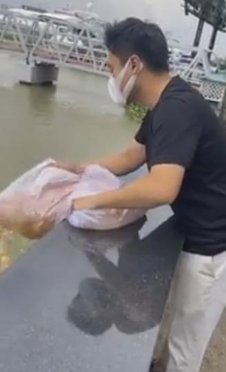 Đăng clip phóng sinh cá rằm tháng 7, thiếu gia Phan Thành bị nhắc vì làm sai cách-1