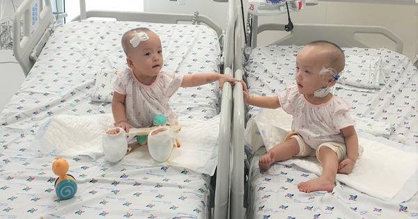 Cặp song sinh Trúc Nhi - Diệu Nhi háo hức ăn những thìa cháo thịt đầu tiên-4