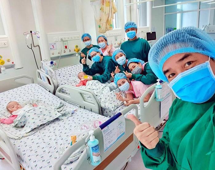 Cặp song sinh Trúc Nhi - Diệu Nhi háo hức ăn những thìa cháo thịt đầu tiên-5