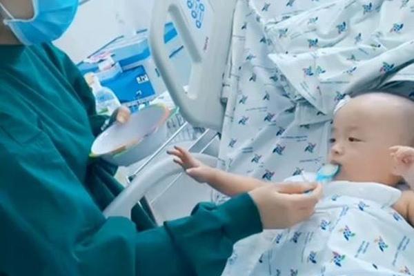 Cặp sinh đôi quá hiếm gặp: 1 cơ thể có 2 đầu 3 tay-3