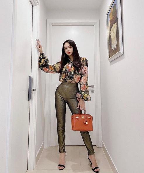 Hương Giang mặc quần da bó sát hằn vùng nhạy cảm kém duyên-1