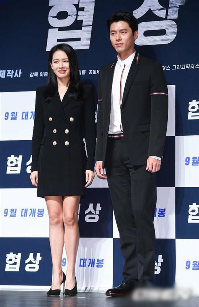 Hyun Bin - Son Ye Jin diện đồ ton-sur-ton tình bể bình-7