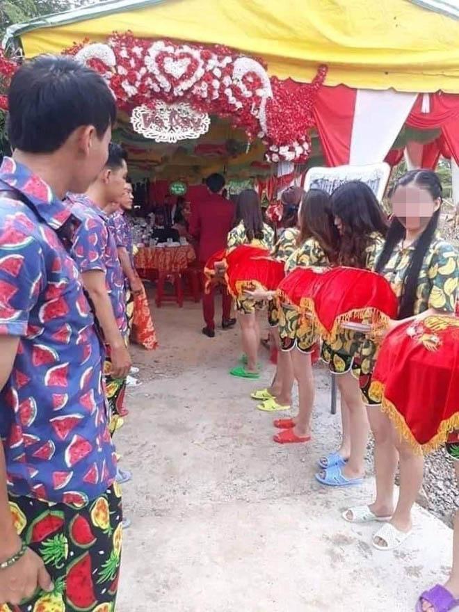 Thiếu người bê tráp, nhà gái mượn 2 chàng trai cho đủ đội hình khiến dân tình sôi máu-7