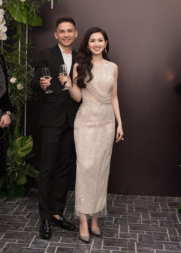 Trên đời luôn có một người như chồng Tâm Tít, gắng sức chụp ảnh cho vợ đến trẹo cả xương sống-4