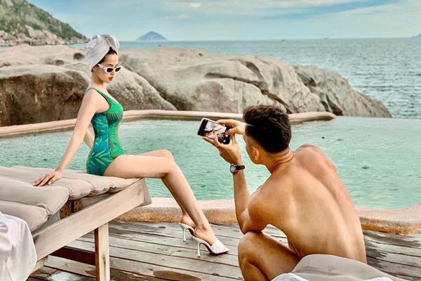 Tâm Tít say đắm hôn chồng, trong khi 2 quý tử đứng cạnh không cảm xúc-4