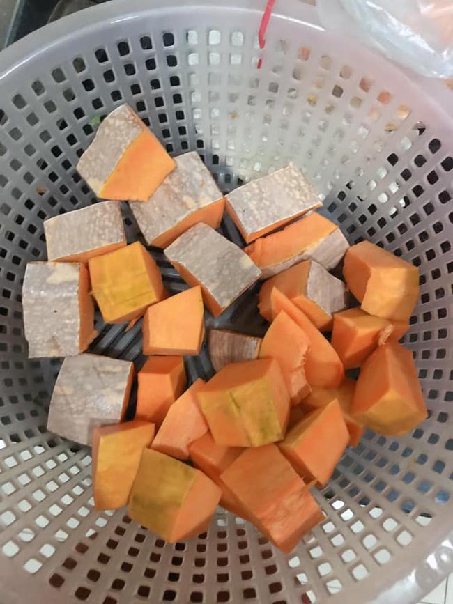 Từng khóc thét vì gọt vỏ bí ngô lần nào cũng đứt tay, cô nàng chợt nghĩ ra tuyệt chiêu nhanh gọn-1