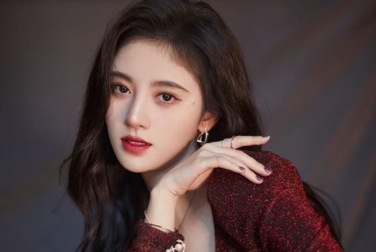 Cúc Tịnh Y có xứng 'Mỹ nữ 4.000 năm' khi liên tiếp lộ khuyết điểm ngoại hình?