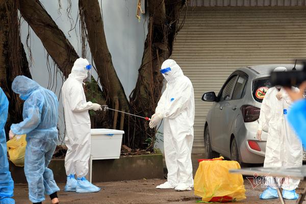 Vì sao bệnh nhân 994 từng khám ở BV E dương tính sau đó âm tính?-1