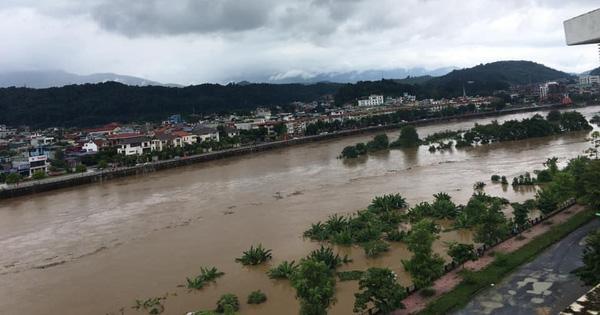 Trung Quốc xả lũ liên tục 8 tiếng xuống sông Hồng, Lào Cai - Yên Bái trực xuyên đêm ứng phó-1