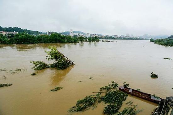 Trung Quốc xả lũ liên tục 8 tiếng xuống sông Hồng, Lào Cai - Yên Bái trực xuyên đêm ứng phó