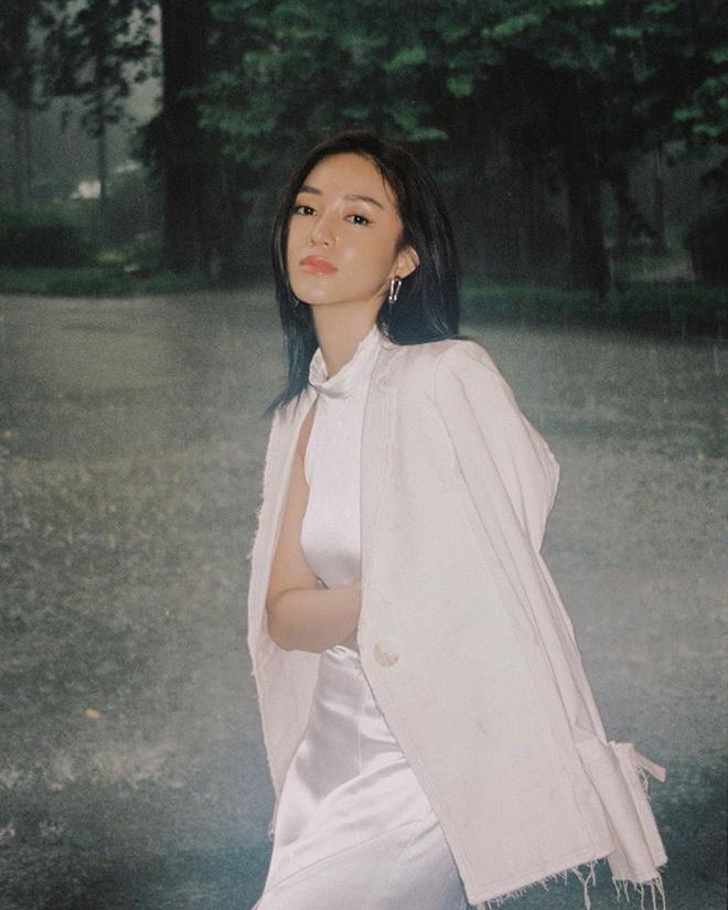 Đào Bá Lộc diện áo trễ nải sexy - Thúy Vi diện đồ bó sát mà vòng 1 mất hút-2