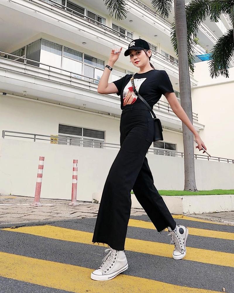 Ngọc Trinh khoe eo siêu mỏng - Lan Khuê hack tuổi như sinh viên năm 3-4