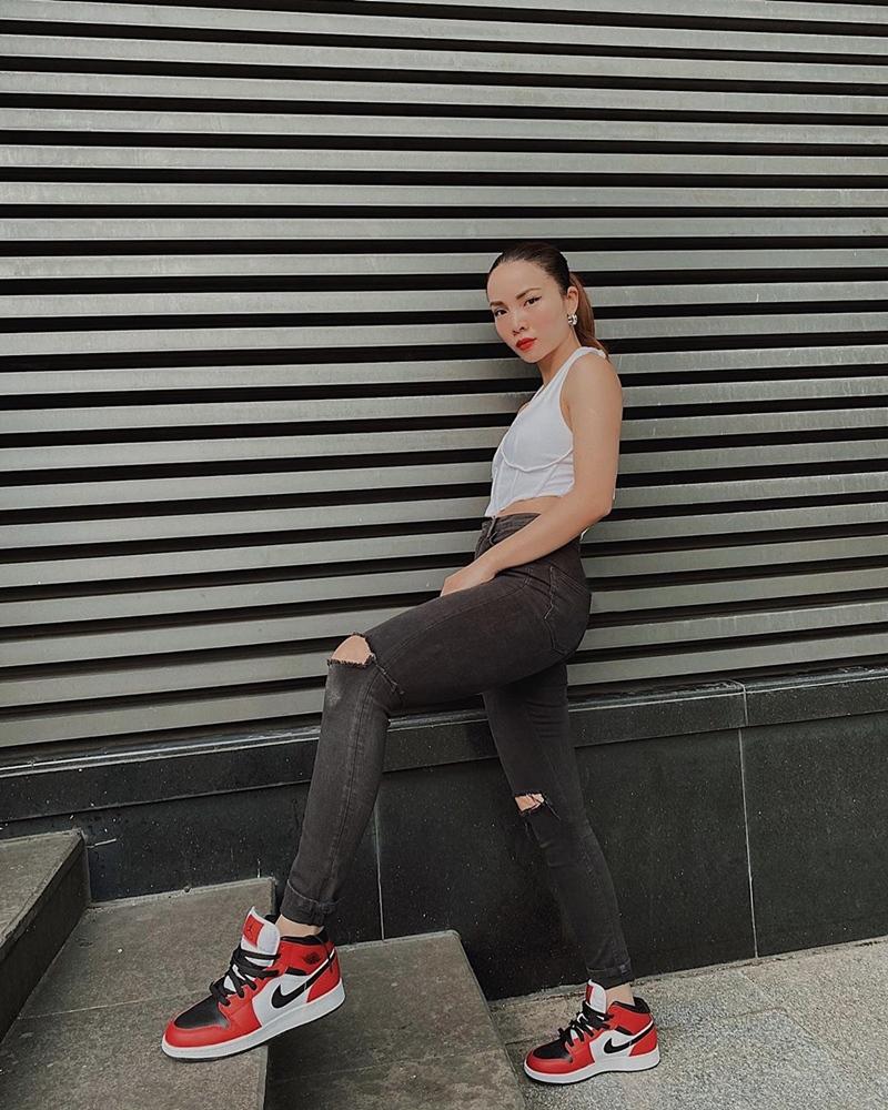 Ngọc Trinh khoe eo siêu mỏng - Lan Khuê hack tuổi như sinh viên năm 3-10