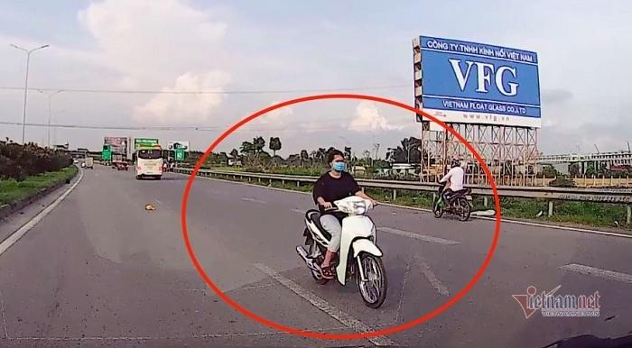 Clip: Cô gái trẻ đầu trần phóng xe bạt mạng ngược chiều trên cao tốc-1