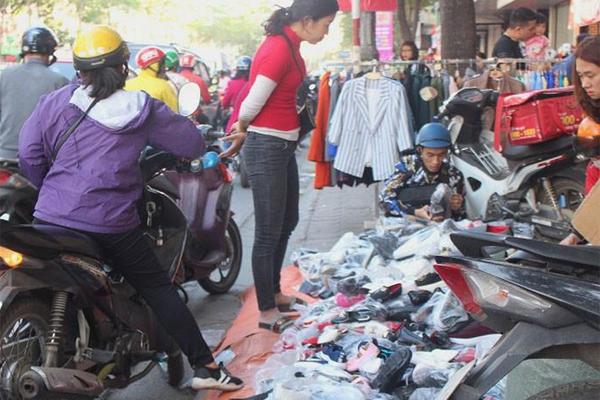 Treo túi xách lên xe máy khi đi chợ, người phụ nữ ở TP.HCM bị trộm cuỗm 70 triệu-1
