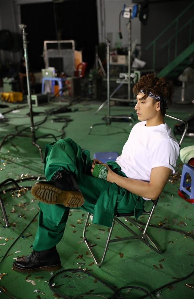 ‘Hoa mắt’ với 5 anh chàng Isaac trong MV mới-2