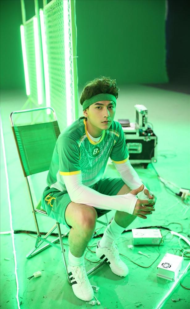 ‘Hoa mắt’ với 5 anh chàng Isaac trong MV mới-3