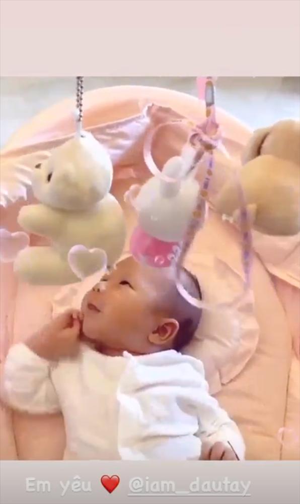 Phì cười với Phan Văn Đức: Vừa về đến nhà, vội đến nỗi mặc luôn áo của mẹ để chơi với con gái-2