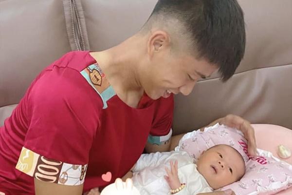 Bố bỉm sữa Phan Văn Đức gây bão với biểu cảm bắt chước con gái-9