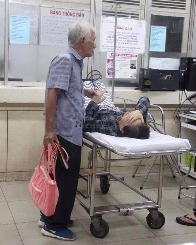 Cái nắm tay hút nghìn like và chuyện tình ngọt ngào thời ông bà anh làm giới trẻ ghen tị-1