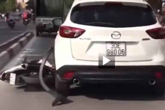 Ô HAY: Ô tô kéo lê xe máy gần 3 km, tài xế ngồi trên chẳng biết gì