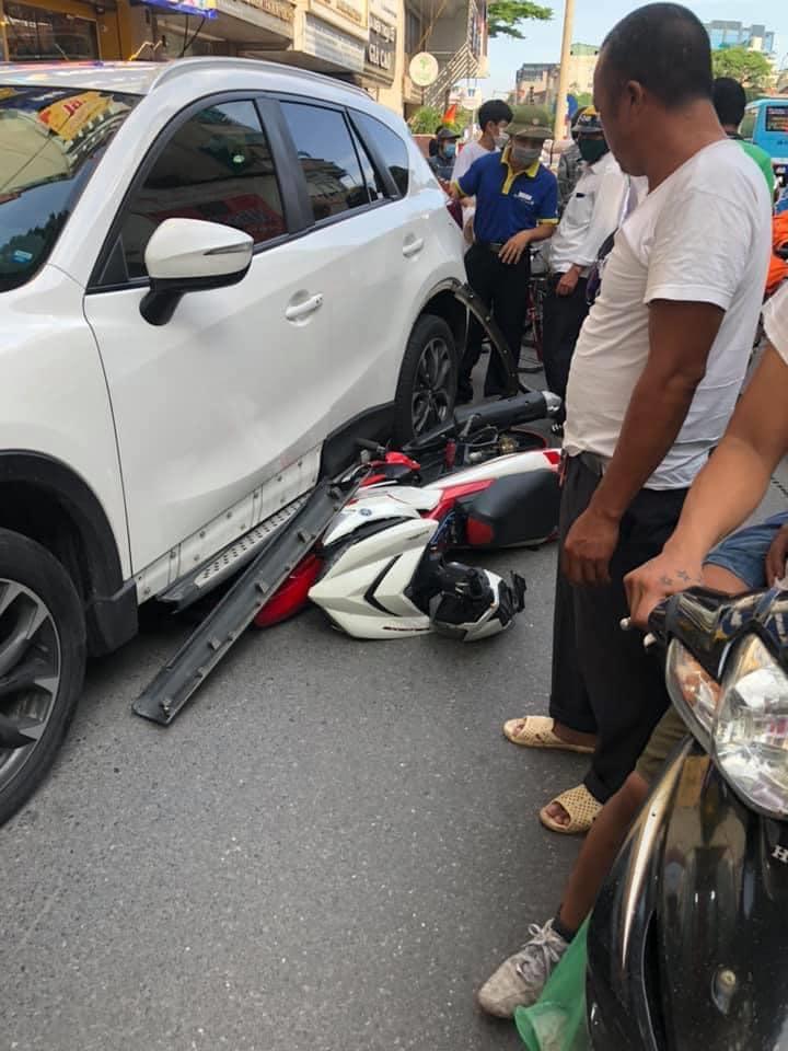 Ô HAY: Ô tô kéo lê xe máy gần 3 km, tài xế ngồi trên chẳng biết gì-1