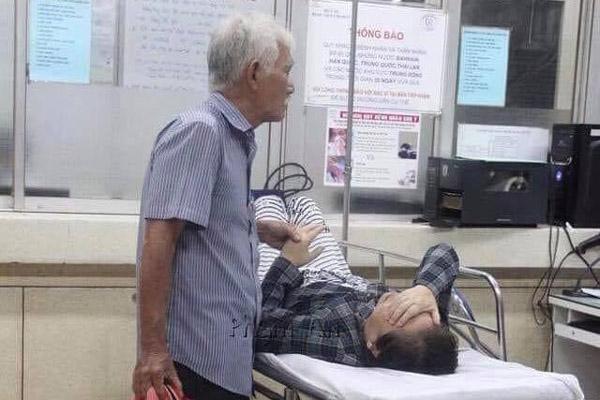 Bà mẹ cụt tay cho con ăn bằng chân, phản ứng của đứa trẻ làm nhiều người ngạc nhiên-4