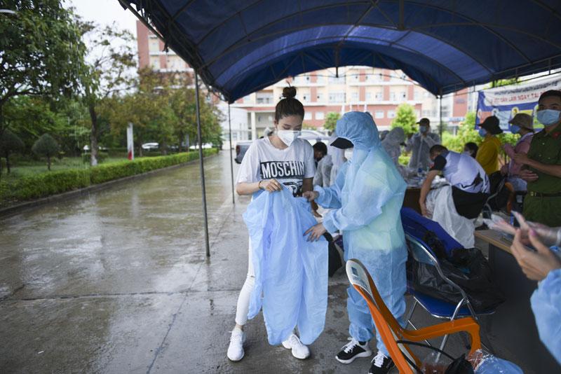 Phan Hoàng Thu mặc đồ bảo hộ kín mít trao quà cho người dân Quảng Nam-1