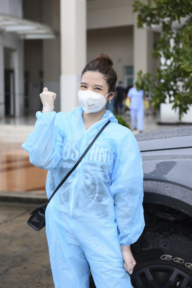 Phan Hoàng Thu mặc đồ bảo hộ kín mít trao quà cho người dân Quảng Nam-3