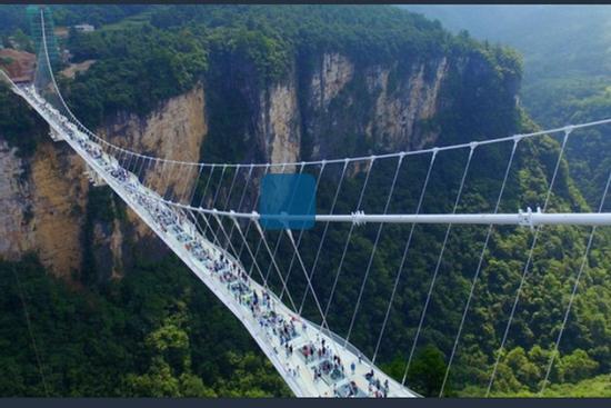 Cầu kính dài 268 m treo ngang hẻm núi ở Trung Quốc