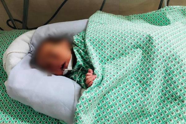 Bố mẹ bé sơ sinh bị vứt ở khe tường: Cặp đôi non choẹt, thích mặc đồ đôi-5