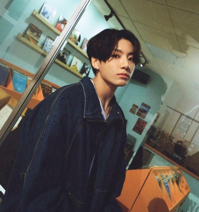Jungkook xuất hiện trong MV với hình ảnh lãng tử nhờ tóc rẽ ngôi và áo denim màu đậm. Thiết kế của thương hiệu Louis Vuitton có giá 2.300 USD. Ảnh: Idolsworld.