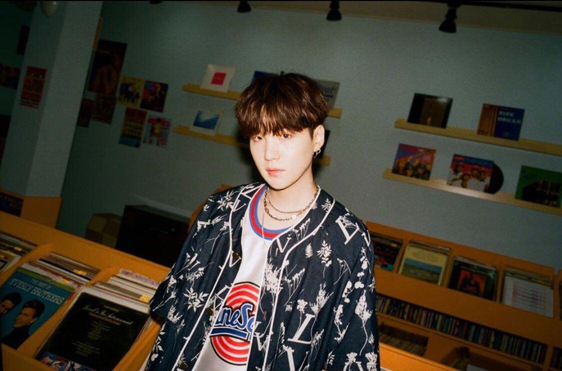 Loạt thiết kế của nhà mốt Pháp được sử dụng nhiều trong MV "Dynamite". Bộ đồ Suga mặc tạo cảm giác thoải mái vì có kiểu dáng rộng. Các tín đồ hàng hiệu cần chi 1.150 USD để sở hữu món đồ này. Ảnh: Theqoo.