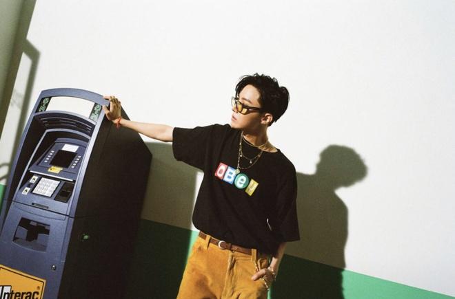 Tạo hình của J-Hope có phần đơn giản với áo phông in họa tiết và dây chuyền sợi xích. Thiết kế đến từ Obey có giá 40 USD. Ảnh: Naver.