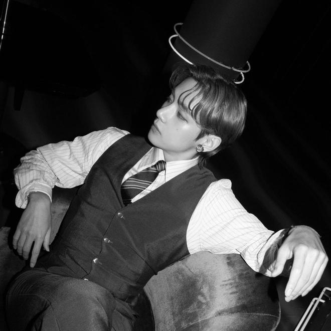 V khiến người hâm mộ ấn tượng bởi sự lịch lãm xen lẫn cá tính. Ảnh: Theqoo.