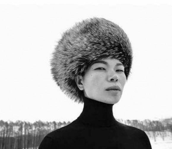 Bạn còn nhớ Người mẫu xấu xí số 1 Trung Quốc Lữ Yến chứ? Con trai cô ấy lớn lên như hoàng tử lai-4