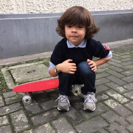 Bạn còn nhớ Người mẫu xấu xí số 1 Trung Quốc Lữ Yến chứ? Con trai cô ấy lớn lên như hoàng tử lai-6