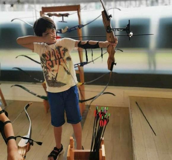 Bạn còn nhớ Người mẫu xấu xí số 1 Trung Quốc Lữ Yến chứ? Con trai cô ấy lớn lên như hoàng tử lai-7