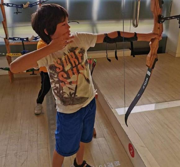 Bạn còn nhớ Người mẫu xấu xí số 1 Trung Quốc Lữ Yến chứ? Con trai cô ấy lớn lên như hoàng tử lai-8