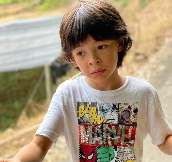 Bạn còn nhớ Người mẫu xấu xí số 1 Trung Quốc Lữ Yến chứ? Con trai cô ấy lớn lên như hoàng tử lai-9