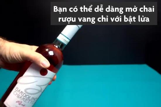 Mở nút rượu vang bằng bật lửa