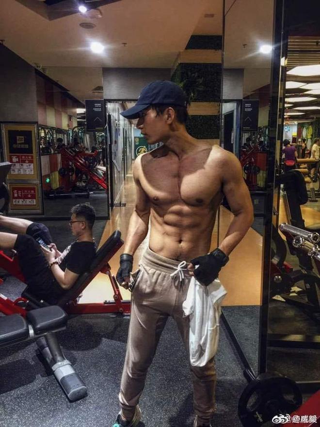 Lộ hậu trường đeo múi giả của nam chính phim cổ trang, netizen Việt lũ lượt đòi order ké-9