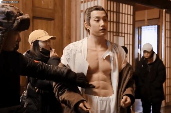 Lộ hậu trường đeo múi giả của nam chính phim cổ trang, netizen Việt lũ lượt đòi 'order ké'