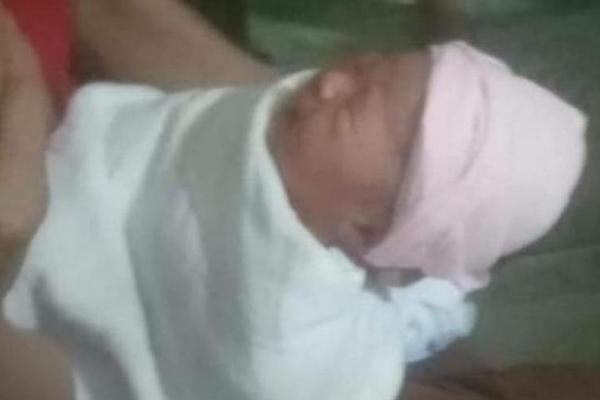 Cô gái trẻ nghi ngáo đá cầm dao phân luồng giao thông ở trung tâm TP. HCM-2