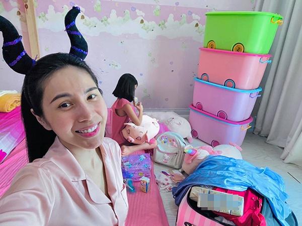 Thủy Tiên selfie bên con gái Bánh Gạo. Hai mẹ con phải hoãn chuyến về quê vì dịch bệnh.