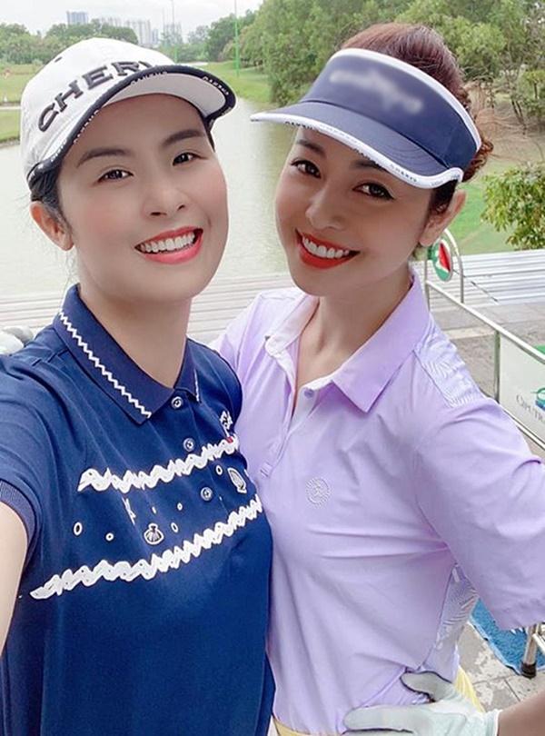 Jennifer Phạm và Ngọc Hân hội ngộ khi đi đánh golf. Nhan sắc của bà mẹ 4 con thậm chí có phần lấn lướt đàn em.